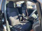 運転席側のドアから前席を写しました。シートに赤いステッチが入っています。