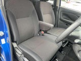 アームレストのついた広いベンチシート☆シミや汚れの無いキレイな運転席♪