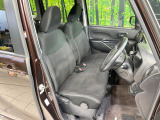運転席まわりには十分なスペースがあり、大柄な方でもゆったり運転していただける環境です。