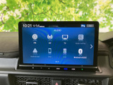 FM・AMラジオやテレビ、スマートフォン連携、USBなど、複数の音源メニューが表示されています。用途に応じて選択できるため、通勤時から休日のお出かけまで、車内での時間を便利に過ごせます。