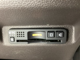 ハンドルの右下にETCがついています。高速道路の料金所の通過も楽々です!。 カードの取り出しもしやすい場所についています。