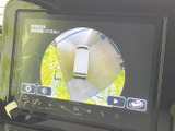 車両を上方から見た表示で、後退時に周囲の位置関係を確認しやすくなっています。画面上の設定や表示切替も活用でき、駐車の際の確認をサポートします。