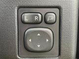 【電動格納ミラー】サイドミラーは電動格納式となっており、狭い駐車場でもキズがつくリスクを抑えられます。