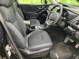 運転席と助手席は、身体を支える形状のシートでゆったり座れる空間です。視界を遮りにくい室内レイアウトで、乗り降りもしやすく、日々の移動を快適にお過ごしいただけます。