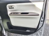 パワーウィンドウのスイッチですよ。運転席に居ながら窓を開け閉めのコントロールできますよ!ロック機能で、子供がイタズラして窓を開けるという事もなくなります!