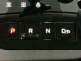 【スイッチ式シフト】レバーの出っ張りがなく、前方の視界がスッキリして運転席まわりのスペースが広がるメリットがあります。また、誤操作を防ぐ安全設計も施されています。