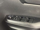 格納式リモコンドアミラーと、パワーウィンドウマスタースイッチです。車内の換気も運転席から簡単に行えます。