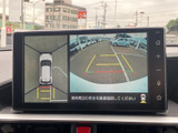 後方映像に加えて車両周辺の様子も画面で確認でき、駐車時の安全確認をサポートします。ガイド表示も備わり、周囲を目で確かめながら車庫入れやバック操作を行えます。