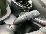 レバーには表示がまとまり、運転席から位置や表記を確認しやすい造りです。必要なときに手元で扱える身近な装備として、日々の運転を支えます。周辺の視認性にも配慮された配置です。