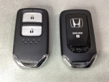スマートキーを装備しています。鍵を差し込むことなくドアロックの開け閉めと、スタートボタン操作でのエンジンスタートができます。スペアキーも同じものを用意しております。