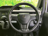 握りやすい円形のステアリングが運転席の正面に配され、周辺のメーター類も確認しやすい配置です。毎日の運転で扱いやすく、乗り込んだ際にも操作位置が分かりやすい印象です。