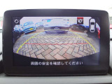 後退時の後方確認を補助するバックカメラです。