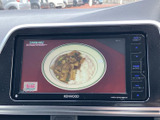 テレビ番組を画面に表示できる装備です。お出かけの合間など、停車中に映像を視聴したい場面で活躍します。画面操作で番組を選べるため、休憩時間を車内で過ごす際にも便利にお使いいただけます。