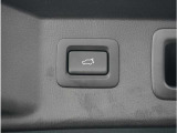 【パワーバックドア】スマートキーや運転席のボタンを押すだけでリアゲートが自動で開閉します。両手に荷物を持っている時や高い位置のバックドアを閉める際に便利な機能です。