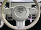 握りやすい円形のステアリングに、左右のスポークを備えたすっきりとした配置です。運転席に座った際に自然と手が届く位置にあり、毎日の運転でも扱いやすさを感じていただけます。