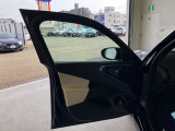 アンビエントライト:直接照明と間接照明を組み合わせて車内を印象深く演出し、寛ぎに満ちたインテリアの雰囲気を生み出します。