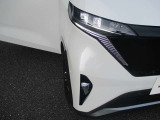 『LEDヘッドライト』通常のハロゲンライトに対して発光部分の発熱を抑えることで省電力につながる技術です。デザイン性も自由度が高いため、今後クルマのヘッドライトはLEDが主流になります☆