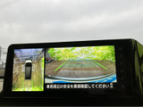後方映像に加えて車両周辺の様子も画面で確認でき、駐車時の状況把握をサポートします。ガイド線も表示されるため、駐車スペースへの後退時に目安として活用できます。