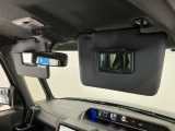【サンバイザー】車内で身だしなみを整えるためのバニティミラーがセット。お化粧直しや髪型のチェックに活用できます。