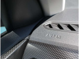 【助手席エアバッグ】 車両前方に衝撃が加わった際に、音響センサーによって瞬時に開きます。 ※シートベルト非着用の場合、本来の性能が発揮できませんので必ずシートベルトを着用しましょう。