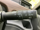 レバーにはウインカーやライト類の表示があり、必要な項目を目で確かめやすい設計です。操作に関わる表示がまとまっているため、日常の運転時にも確認しやすく便利です。