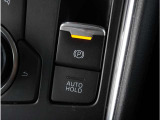 【電動パーキングブレーキ】手で引く方式のサイドブレーキや足踏み式のサイドブレーキの代わりとなるもので、指先の簡単操作でパーキングブレーキを作動したり解除したりすることが可能です。