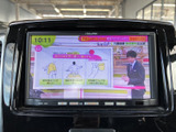 画面には映像が表示され、走行中の同乗者も楽しめる車内空間を演出します。画面まわりのボタンも手元で確認しやすく、日常の移動で使いやすい配置。移動時間をより楽しく過ごしたい方にもおすすめです。
