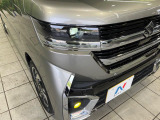 【LEDヘッドライト】悪天候や夜間走行時も良好な視界を確保し安心して運転できる高輝度LEDヘッドライトを装備!点灯速度が早く、消費電力も抑えられています。