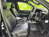前席まわりは視界が開け、運転席と助手席それぞれにゆったり座れる配置です。シートの形状が身体を支え、足元にも余裕が感じられるため、長時間の移動にも便利です。