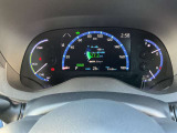 車両情報を的確に伝える先進的なディスプレイを、メーターの中央部に搭載