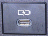 充電用USB端子を装備しております。