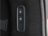 リアシートのシートバックはラゲッジスペース側から操作できるので、わざわざリアドアを開ける必要はありません。