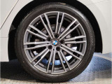 BMWの純正アロイホイールは軽量かつ強度にも優れているホイールで走行性能を引き上げる設計になっております。足元にもBMWは妥協がなくこだわっている個所になります。