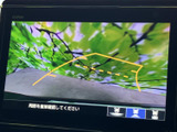 画面には車両後方の映像とガイドラインが表示され、駐車時に周囲との位置関係を確認する目安になります。切り返しや駐車枠への進入時にも、視覚的に状況を把握しやすい装備です。