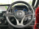 左右にスイッチを備えたステアリングで、運転姿勢を大きく変えずに各種機能へアクセスしやすい設計です。メーターの情報も確認しやすい位置にあり、日常の運転をサポート。