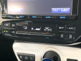 【オートエアコン】一度お好みの温度に設定すれば、車内の温度を検知し風量や温度を自動で調整。暑い&hellip;寒い&hellip;と何度もスイッチ操作をする必要はありません。快適な車内空間には必須の機能ですね♪