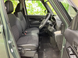 前席は視界が広く、運転席から前方や左右を確認しやすい空間です。シートには落ち着いた色合いの生地を採用し、足元にもゆとりが感じられるため、日常の移動も過ごしやすくなっています。