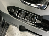 運転席のスイッチで全てのウィンドウの開閉操作を行うことができます。ロックボタンをONにしておくと、運転席以外のウィンドウは作動しないのでお子様を乗せているときなども安心ですね♪