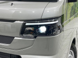 【LEDヘッドライト】悪天候や夜間走行時も良好な視界を確保し安心して運転できる高輝度LEDヘッドライトを装備!点灯速度が早く、消費電力も抑えられています。