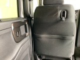 前席背面に、荷物などをかけられるフックと収納ポケットが付いています。