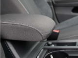 運転時の疲労軽減に役立つアームレストを装備。長距離ドライブでも快適にお過ごしいただけます。