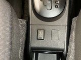スマホやiPodを直接カーオーディオに接続できるAUX・USB端子や、携帯の充電などに便利なUSBポート(USB Type-C)を装備!車内にあると便利なアイテムのひとつですね