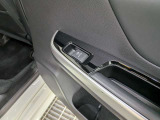 パワーウィンドウのスイッチですよ。運転席に居ながら窓を開け閉めのコントロールできます。