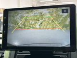 後方の様子を画面で確認しながら駐車でき、ガイドラインも表示されます。周囲を目視で確かめる際の補助として活用でき、駐車や切り返しを行う日常の場面で役立ちます。