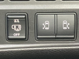 運転席まわりに集約された各種スイッチで、必要な機能へ手を伸ばしやすい配置です。表示も見やすく、日々の運転時にも機能を使い分けしやすい便利な装備です。