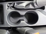 手に取りやすい位置に小物入れ兼カップホルダーを装備しています。