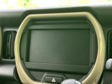 運転席から手が届きやすい位置に画面を配置し、周囲のスイッチも見分けやすくまとめています。移動中の案内や音楽の利用など、日々のドライブをサポートします。