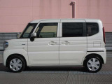 純正ホイールカバーで全体的にデザインがまとまっています。車も人も、オシャレはまずは足元からですね。
