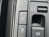 EVドライブモードで、エンジン音や排気ガスを気にすることなく走れます。早朝・深夜や屋内の駐車場などで重宝しますよ♪