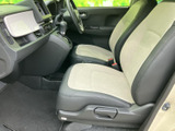 前席は明るい色と落ち着いた色の組み合わせで、車内に穏やかな印象をもたらします。座面にゆとりがあり、前方の視界も確保しやすいため、日常の移動に使いやすい空間です。